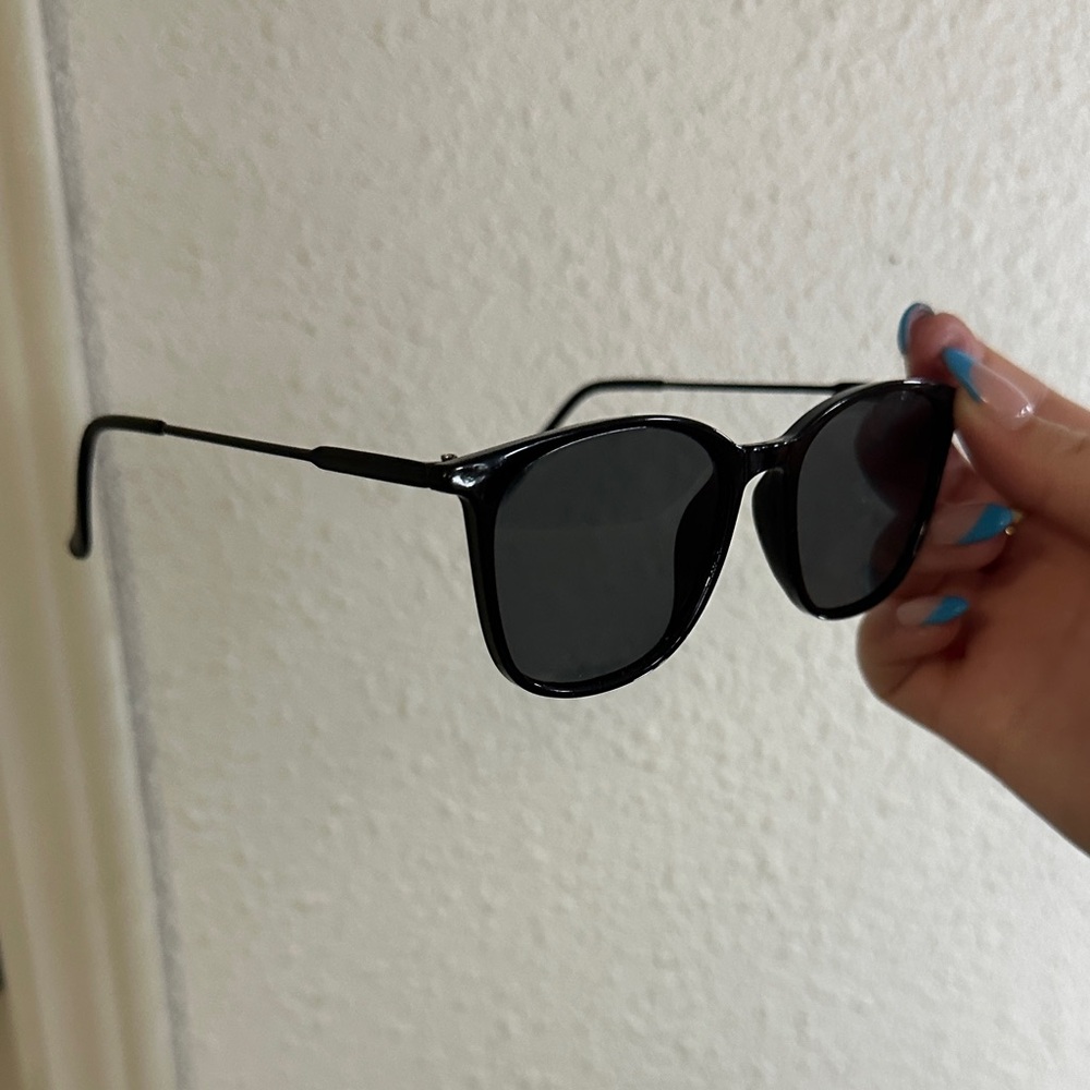 Black Round Sunglasses - Classic Lightweight Shades